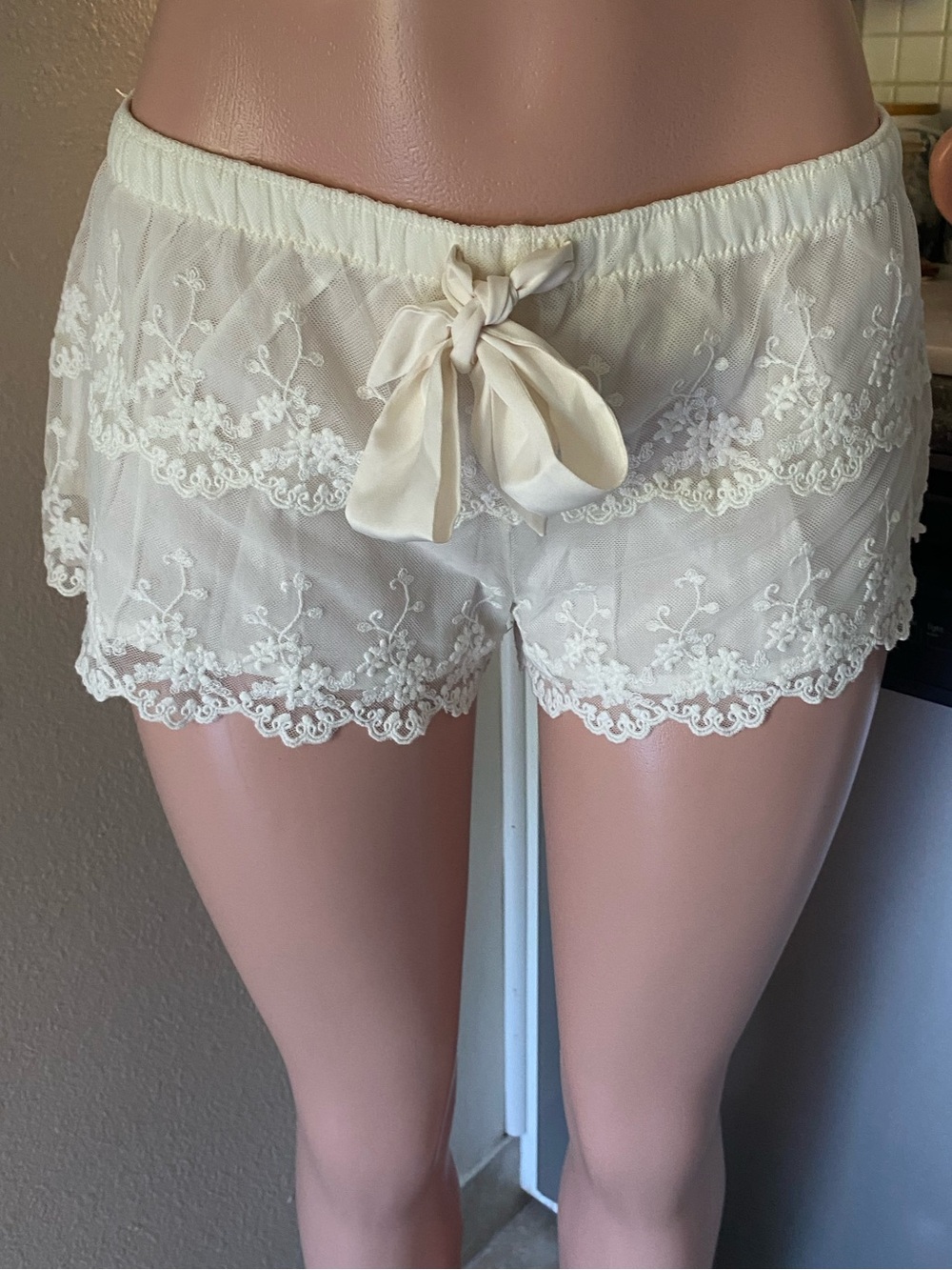 NWT Vintage y2k Abercrombie ivory embroidered lace shorts